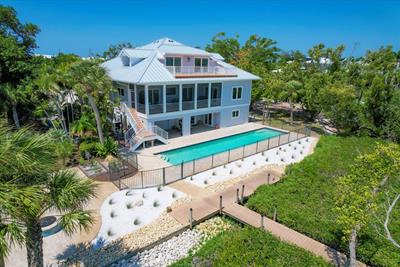 Grouper Getaway, Pool Home with Dock and Lift